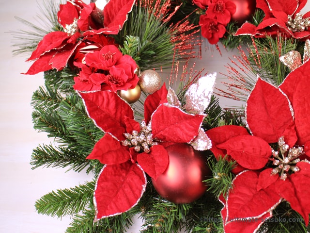 コストコのクリスマスリースはベルベット調のポインセチアが際立つゴージャスな作り