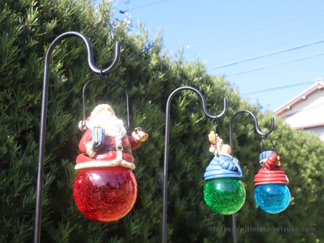 コストコクリスマス商品 サンタのソーラーライトが可愛い クラックガラスが綺麗な屋外用吊り下げタイプ