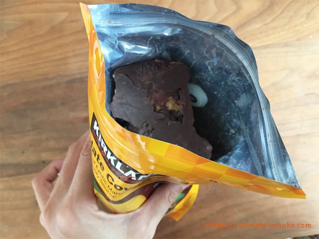 コストコ カークランド商品のドライマンゴーをダークチョコで包んだ珍しいお菓子が意外とやみつきになる