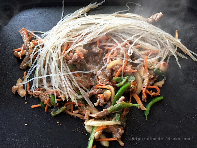 コストコおすすめの韓国料理シリーズ チャプチェが本場の春雨を使っていて美味しくて量が結構ある