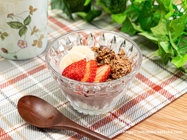 コストコの”ラブクランチダークチョコレートレッドベリー”はザクザク食感のオーツ麦とチョコの相性抜群！ベリーの酸味がアクセントに