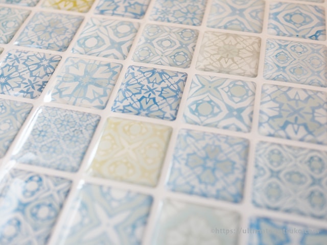 コストコ モザイクタイルステッカーはキッチンや洗面所の雰囲気を変える貼るだけ背景シール