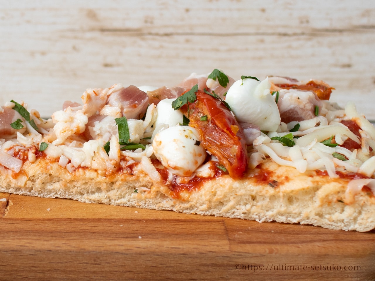 コストコのパンチェッタ モッツアレラチーズピザ 肉の塩気とチーズの淡白な旨みが最高