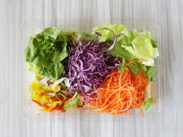 コストコのシェアサラダはアウトドアにおすすめ 6種類の野菜がカット済 水洗い不要ですぐ使える