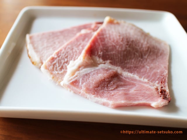 コストコの骨付きスパイラルハムは豚もも肉の豊かな風味と燻製の旨みが染みる絶品